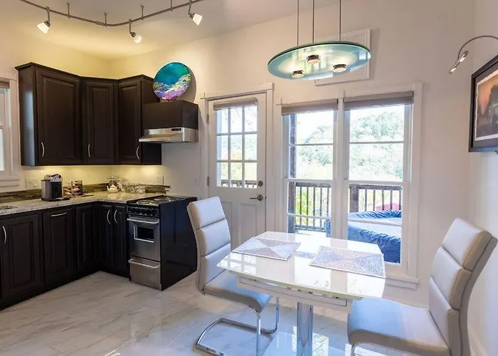 Private Luxury Suite With Hot Tub Downtown Eureka Springs