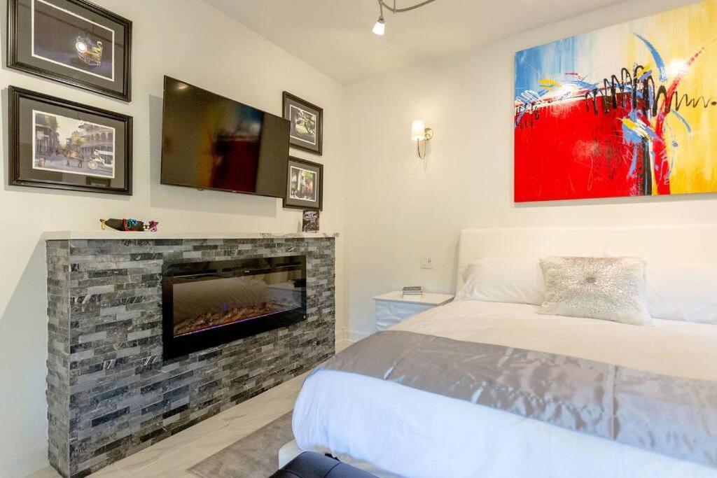 Private Luxury With Hot Tub Downtown Apartment *