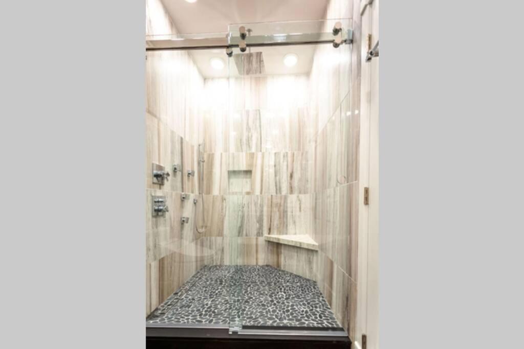 Private Luxury With Hot Tub Downtown Apartment *